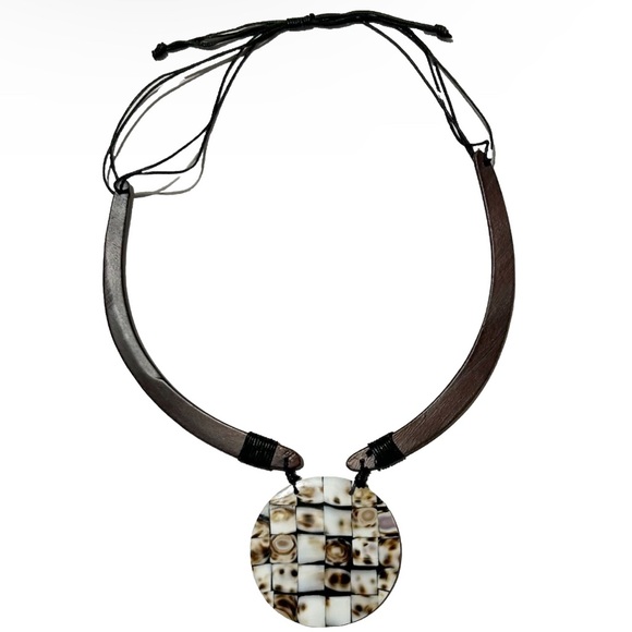 Hawaii Handmade Checkered Shiny Shell Round Pendant Necklace Wood Chain Brown - Picture 10 of 12